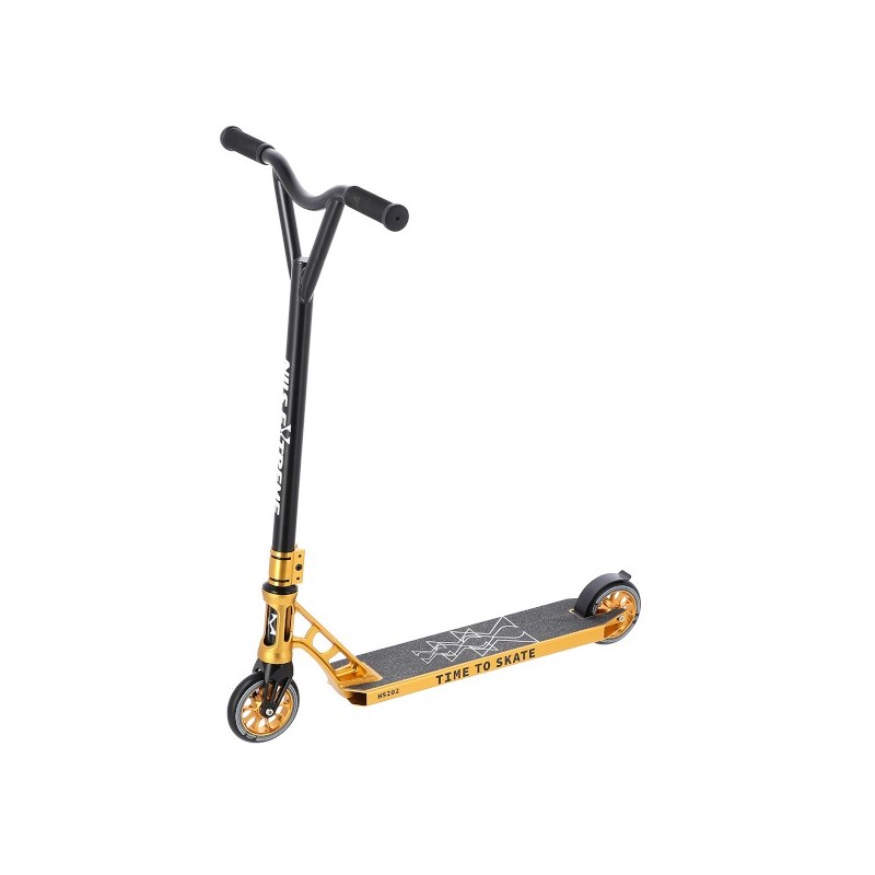Trottinette de couleur dorée pour tricks et figures de freestyle en skatepark.