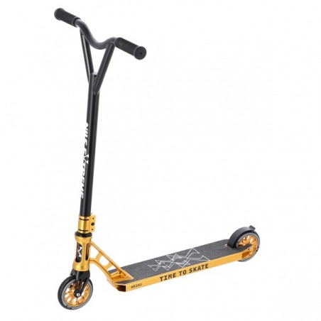 Trottinette de couleur dorée pour tricks et figures de freestyle en skatepark.